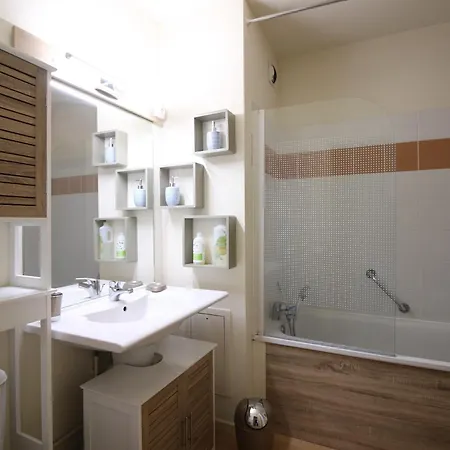 T2 Bis Au Centre De Avec Wifi Et Parking, Jusqu'à 5 Personnes - Fr-1-608-29 Apartamento La Bourboule